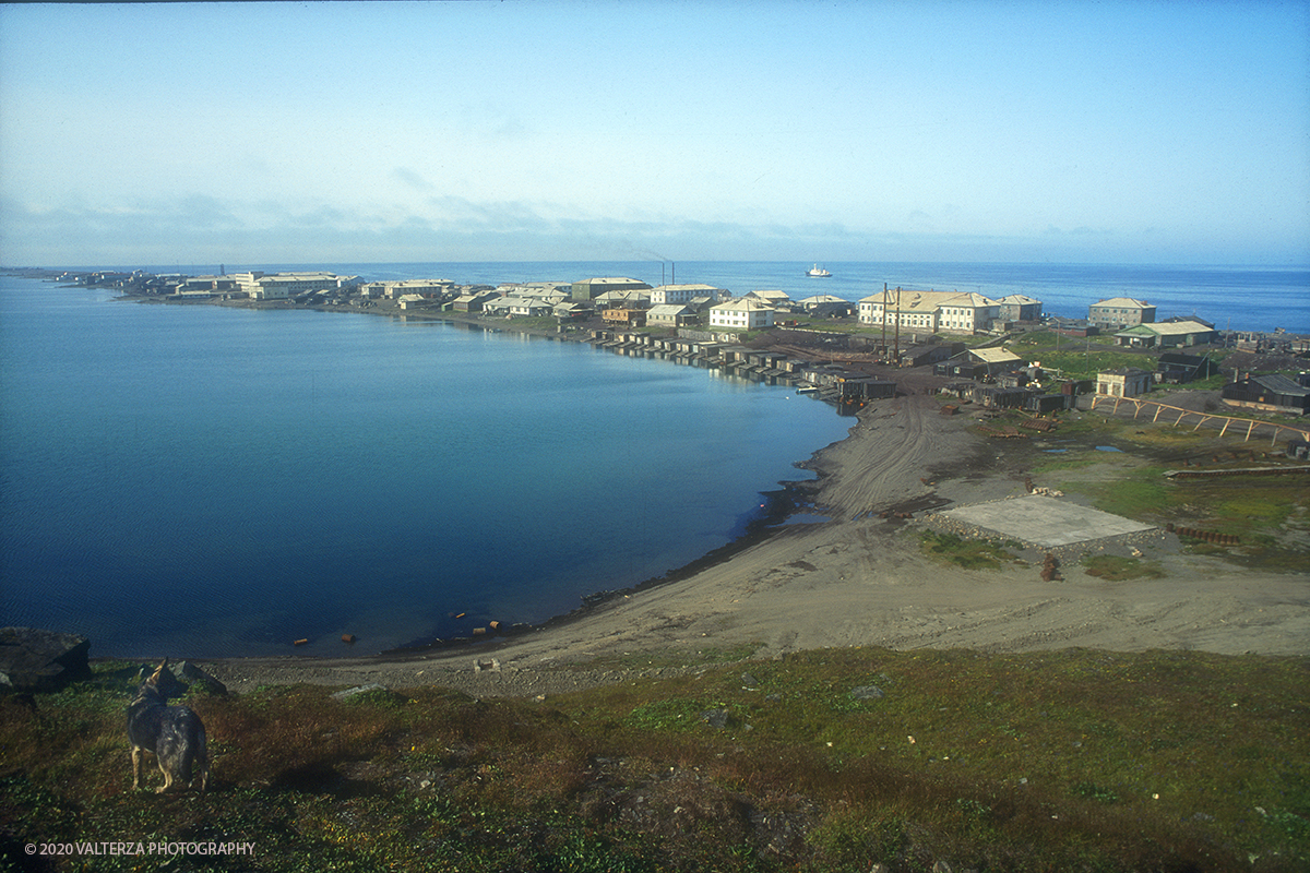 128 SIBERIA.jpg - Luglio/Agosto 1992. Siberia, terra dei Chukchi. Nell'oceano artico  125 Km a nord-est della penisola dei Chukchi (Siberia) c'Ã¨ l'isola di Wrangel, essa ospita piÃ¹ del doppio di specie vegetali (417) di qualsiasi territorio artico a paritÃ  di superficie nonchÃ¨ 30 specie diverse di uccelli oltre ad orsi polari, foche e trichechi ; per questo motivo   Ã¨ stata proclamata patrimonio dell'umanitÃ  dall'UNESCO. Nella foto sulla via del ritorno si fÃ  tappa a Uelen abitato dall'etnia Chukchi